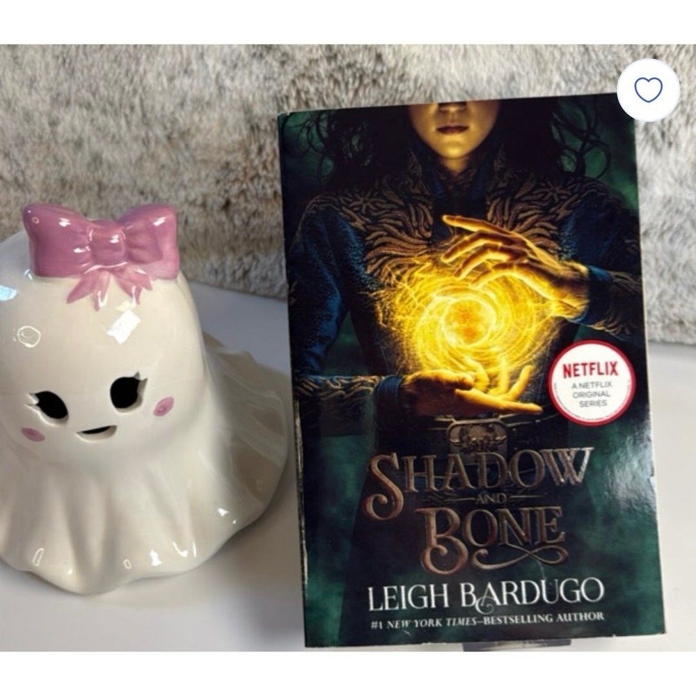 Shadow and Bone Leigh Bardugo‎ Netflix Original Series Paperback Book